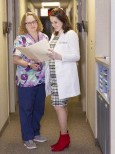 Dr. 阿曼达Sedlacek和一个团队一起提供姑息治疗.
